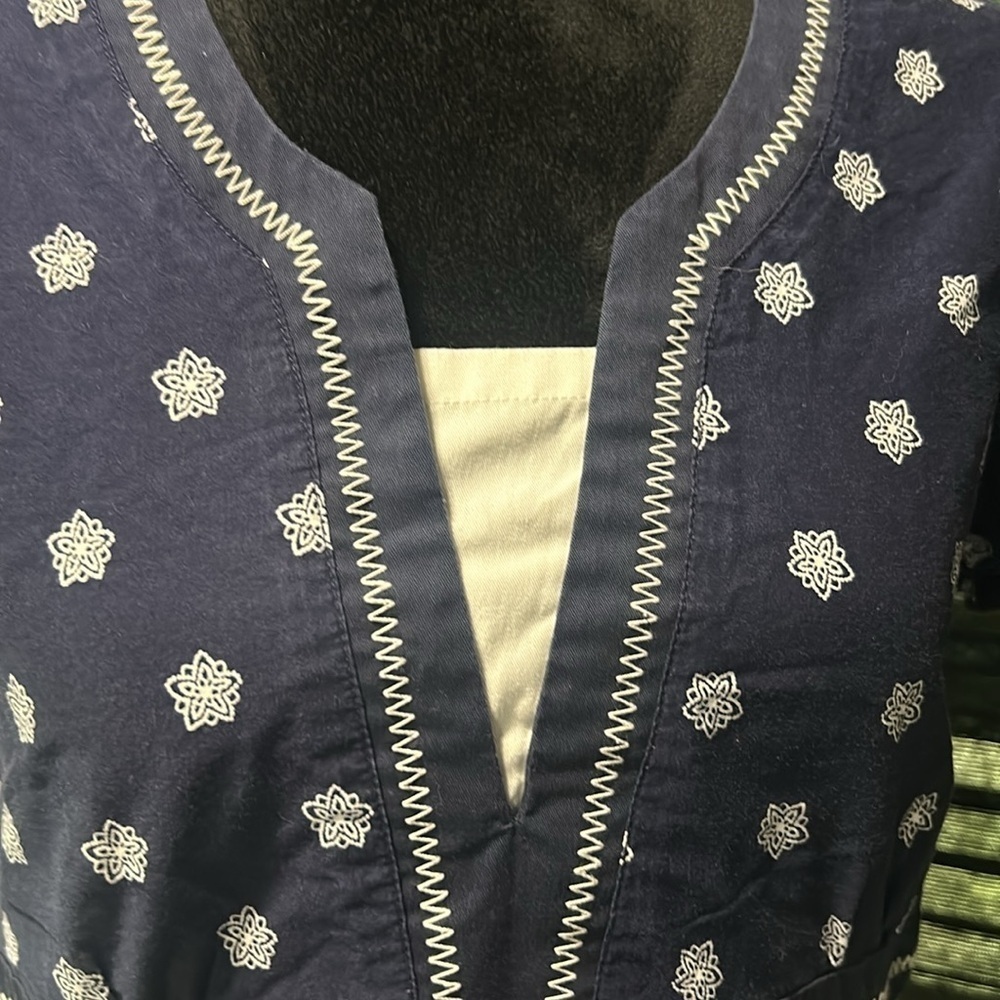 Laura Ashley Women’s Blue‎ w White Print Short Fitted Sleeve Scrub Top Small - Picture 7 of 9